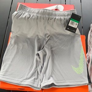 COPY - Nike, BOYS (XL) shorts GREY/BLACK/Green ✔️